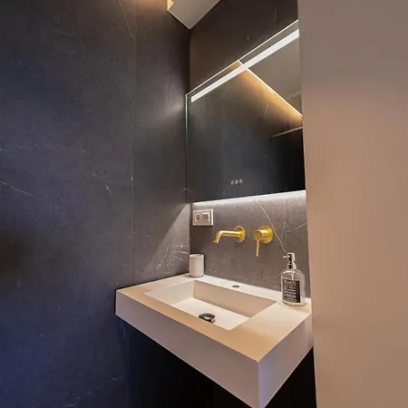 Modern With Stunning Views Apartment